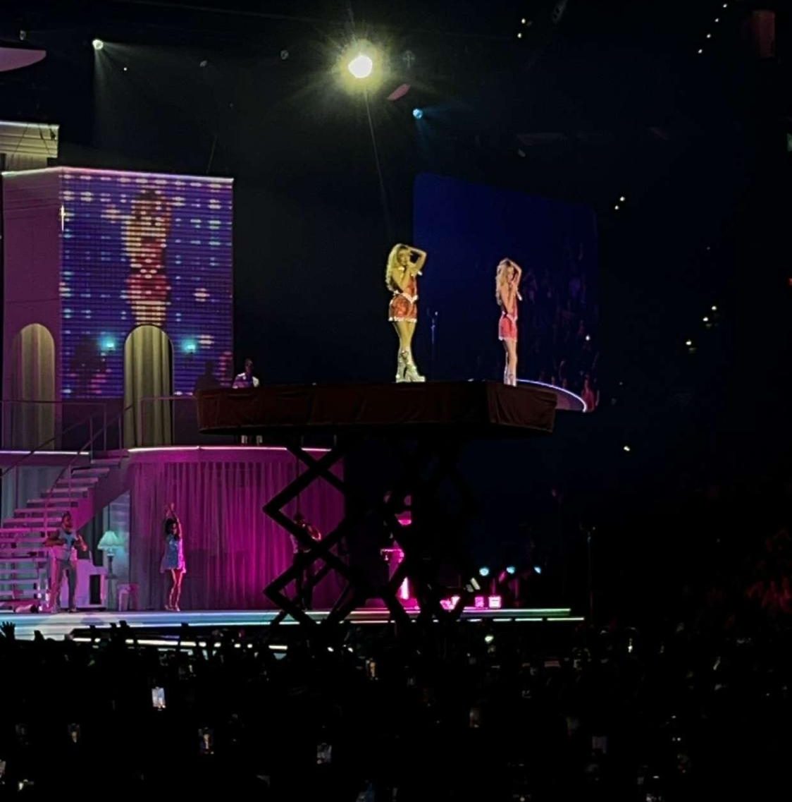 Sabrina Carpenter performing 
at a “Short ‘N Sweet” concert.

