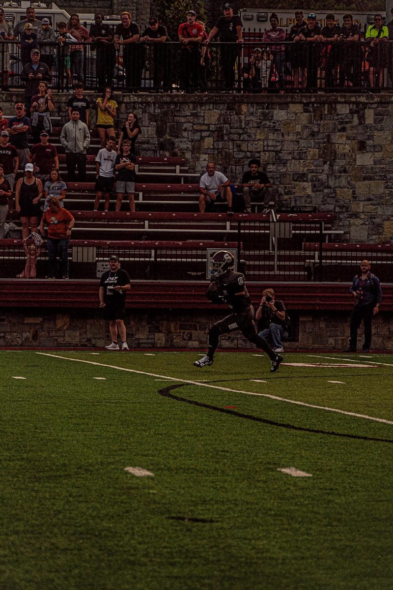 Tae Sheffey, running with the ball on the opening kickoff.