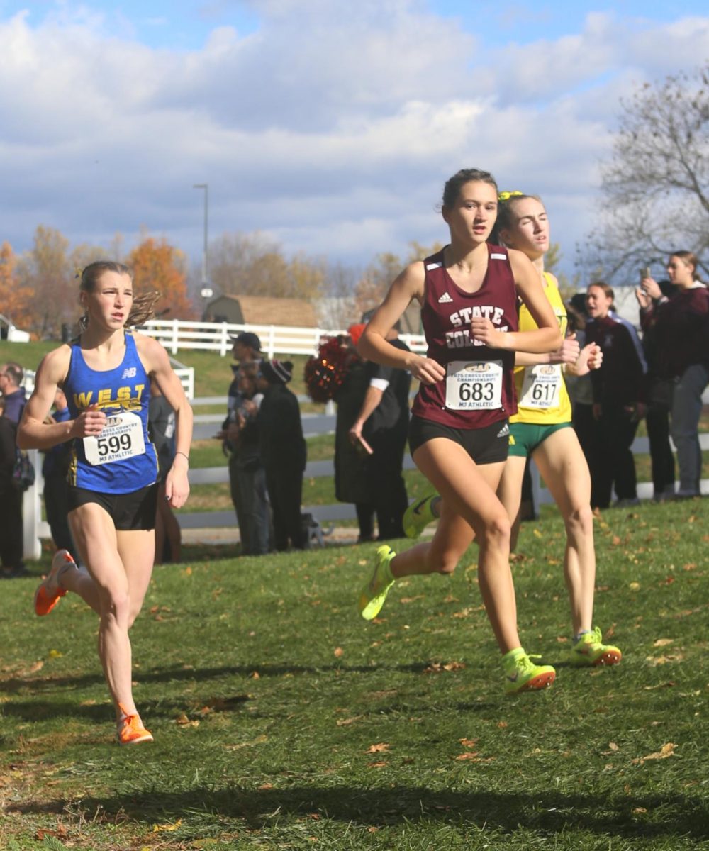 Sophomore Evie Younkin leads a pack early in the race.